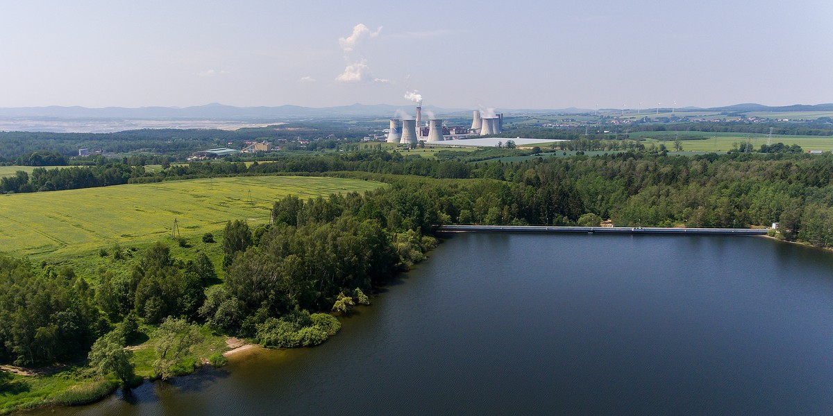 Decyzja TSUE nakazująca wstrzymanie prac elektrowni do czasu rozstrzygnięcia skargi oznacza zagrożenie dla zubożenia gospodarczego regionu Bogatyni. Polacy planują pracę elektrowni i kopalni do 2044 roku, a więc przed datą neutralności klimatycznej do 2050 roku. 