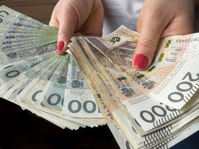 Miasto wypłaca rodzicom 3000 zł. Nie ma kryterium dochodowego, kluczowy jeden dokument