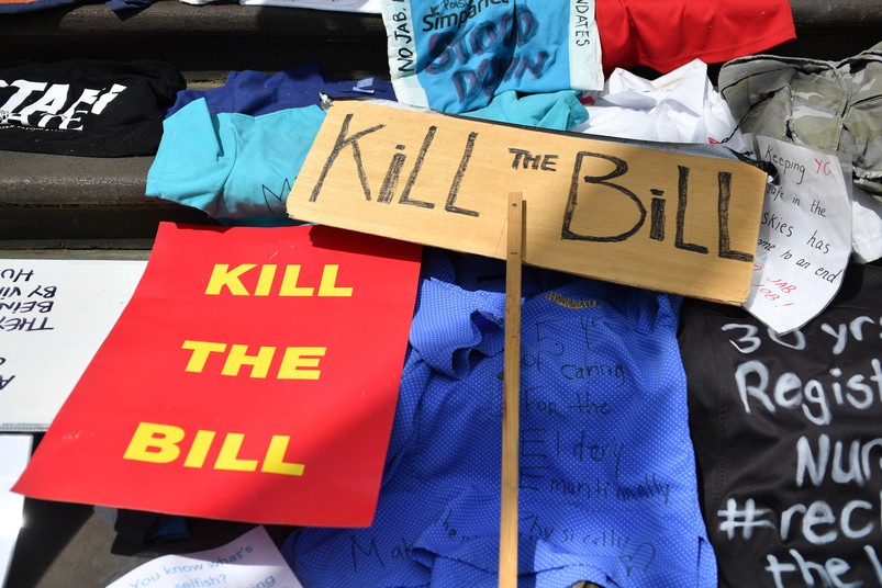 Protest w Melbourne przeciwko obowiązkowym szczepieniom i ustawie o zarządzaniu pandemią