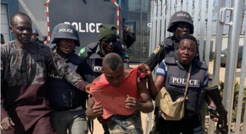 Armed robbers rescued by soldiers and police officers after getting trapped inside First Bank (video)