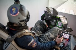 Prywatny symulator myśliwca F-16 wykonany przez Polaka. ZDJĘCIA