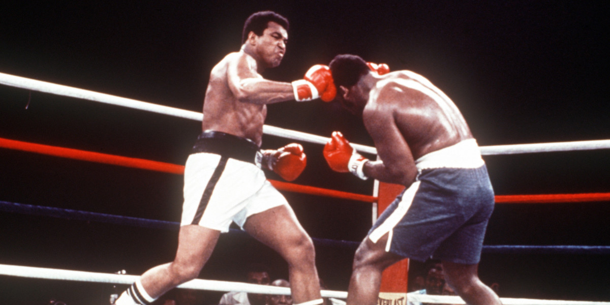 Muhammad Ali w walce z Joe Frazierem w Manili w 1975 r.