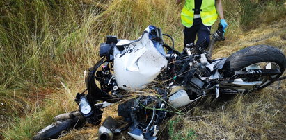 Tragedia na drodze wojewódzkiej w Wielkopolsce. Motocykl uderzył w znak