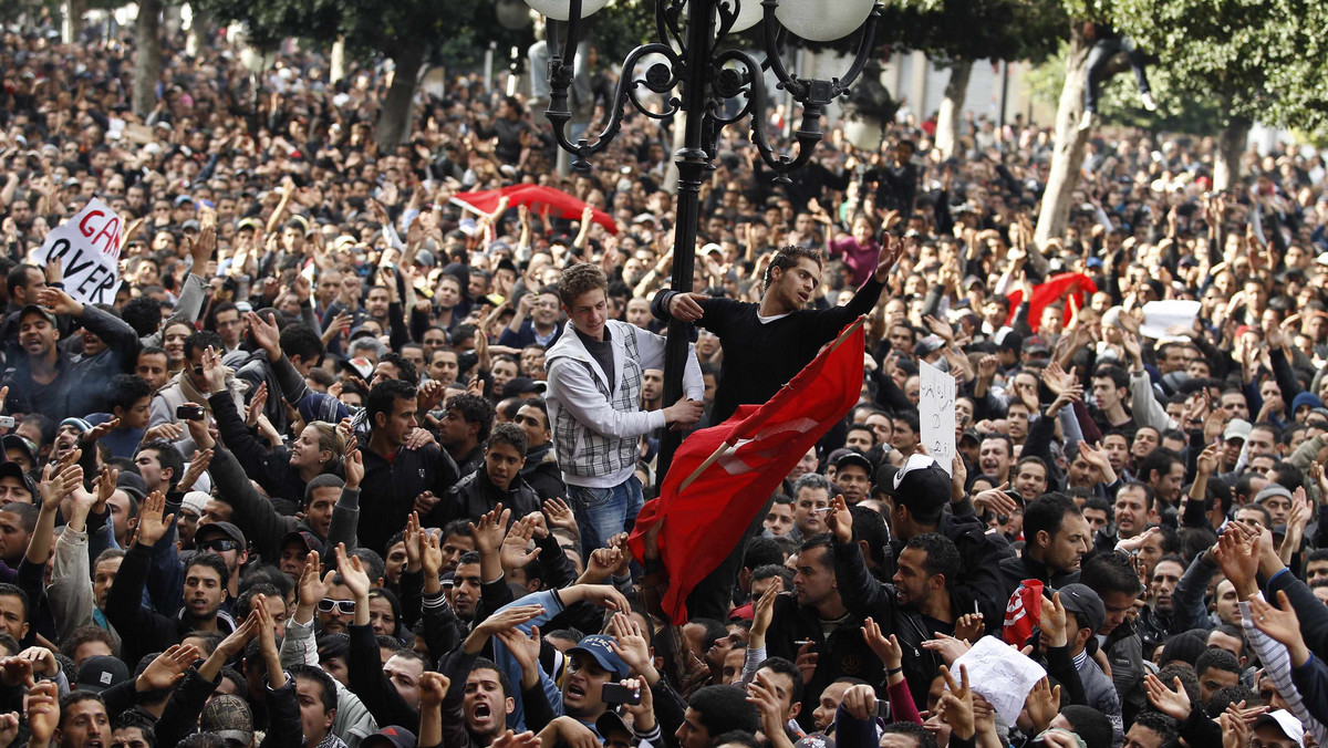 W tunezyjskiej stolicy Tunisie panuje chaos - niektóre budynki stoją w ogniu, słychać strzały, na ulicach grasują szabrownicy. Polskie MSZ uruchomiło infolinię dla członków rodzin obywateli Polski przebywających w Tunezji.