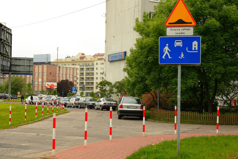 Strefa zamieszkania - parkowanie "gdzie bądź" jest nielegalne!