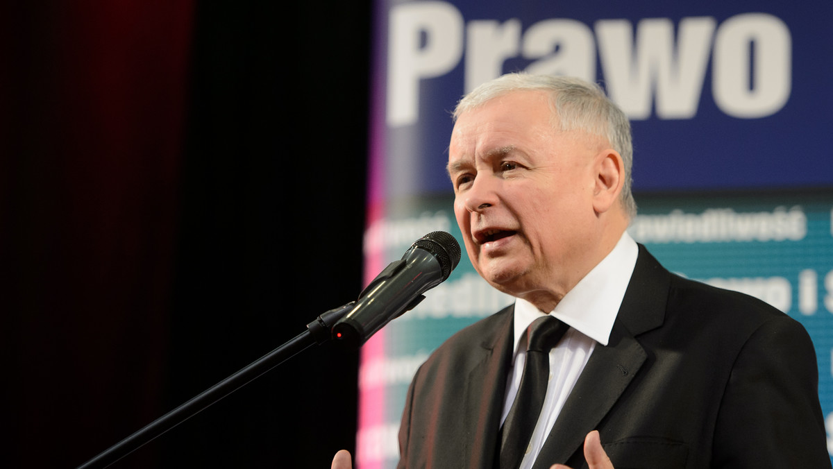 Jarosław Kaczyński sceptycznie odnosi się do powołania eksperckiego zespołu, mającego wyjaśniać przyczyny katastrofy smoleńskiej. - Prowadzić kampanię dezinformującą w ścisłej współpracy z rządem jest łatwo, trudniejsza jest konfrontacja z faktami - powiedział w programie "Minęła 20" w TVP Info. Prezes PiS komentując słowa premiera o tym, że jest gotów z każdym modlić się za ofiary, uciął krótko: "W takim razie oczekujemy premiera jutro (w środę - przyp. red.) o godz. 8 rano na mszy".