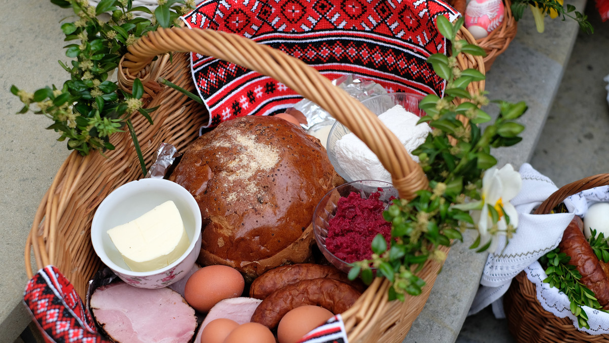 Tysiąc osób uczestniczyło w "Święconce w kasku" w Toruniu. Motocykliści, rowerzyści, strażacy i wszystkie inne osoby, które mają kask, przyniosły pokarmy do poświęcenia przed Wielkanocą. Spotkali się po raz dziewiąty, a w tym roku pomogli zwierzętom ze schroniska.