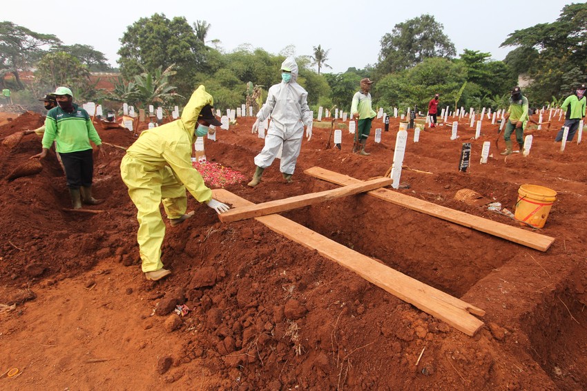 korona indonezija kopanje grobova