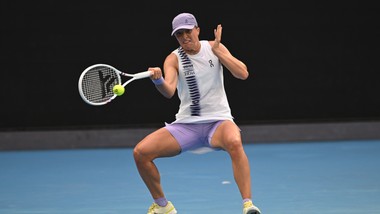 kłopoty świątek w 1. rundzie australian open. chinka wysoko zawiesiła poprzeczkę