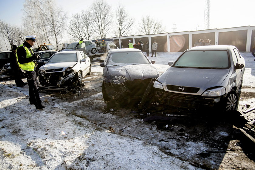 Autobus staranował kilkanaście aut. Jego kierowca zmarł 