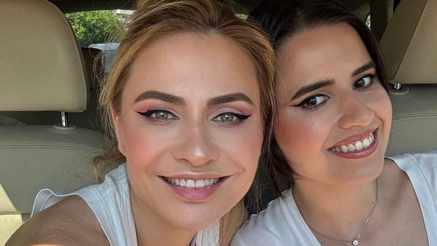 Cum a apărut Adina Buzatu la nunta fiicei sale, Sara. Andreea Marin a reacționat imediat