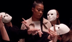 Patricia Kazadi i gwiazdy w klipie "Natural"