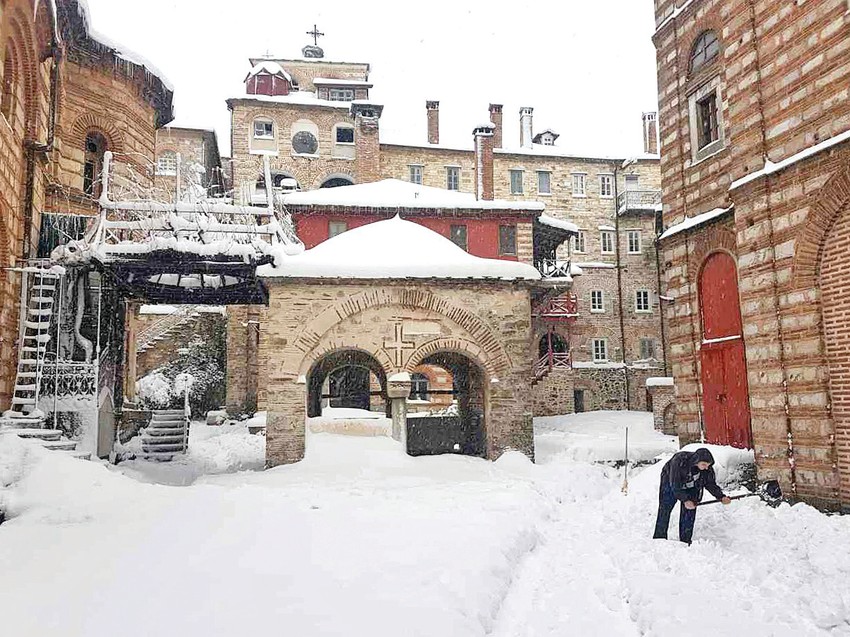 Sneg i kijamet nisu prekinuli svakodnevnu rutinu u manastiru