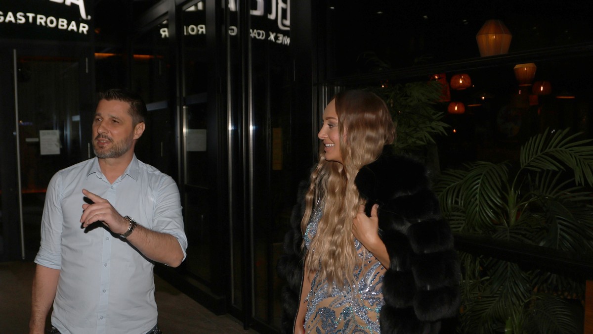 LUNA ĐOGANI KAO DŽEJ LO NA PROSLAVI 30. ROĐENDANA U miniću sa brutalnim dekolteom stigla u restoran, Marko se ne odvaja od nje