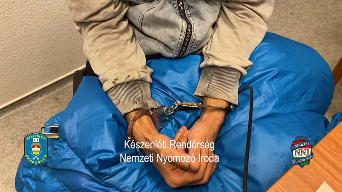 Elfogtak egy pedofilt, vezetőszáron vitték őt a rendőrök – videó