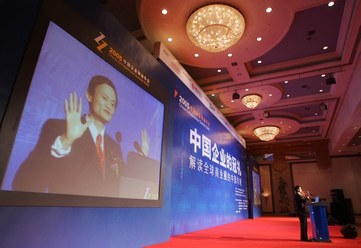 „Kariera”, to jednak zdecydowanie zbyt mocne słowo - zważywszy na wysokość zarobków, które świeży absolwent anglistyki otrzymywał za swoją pracę w miejscowej szkole. Było to 120 juanów miesięcznie, czyli około 15 dolarów. Dziś, za taką kwotę Jack Ma nie kupiłby nawet jednak akcji Alibaba Holding Group.