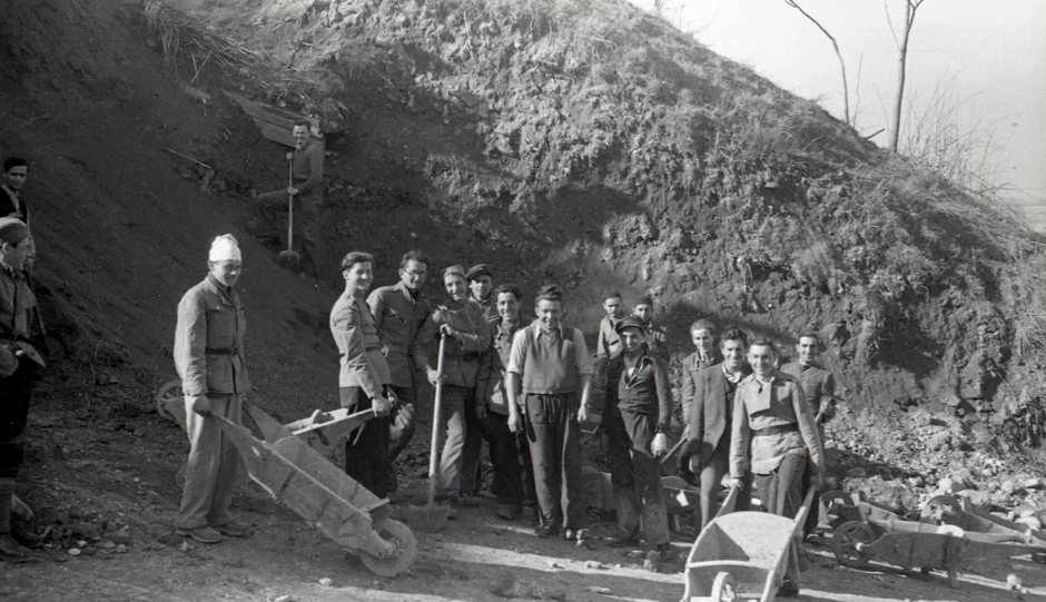 Pripadnici Nacionalne službe za obnovu Srbije na iskopavanju Kalemegdana 1942
