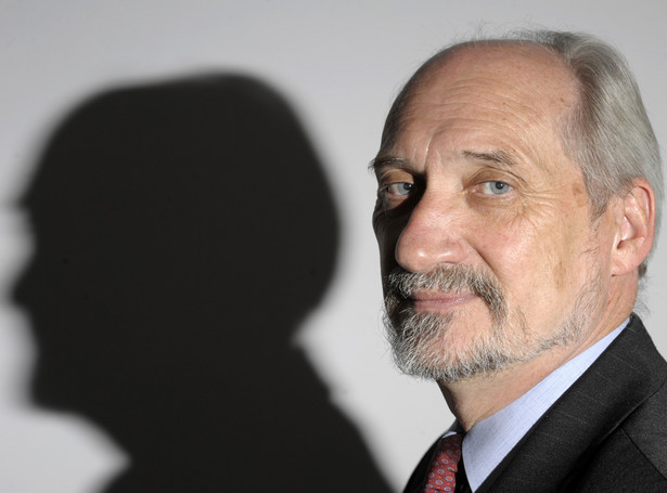 Macierewicz słono kosztuje MON