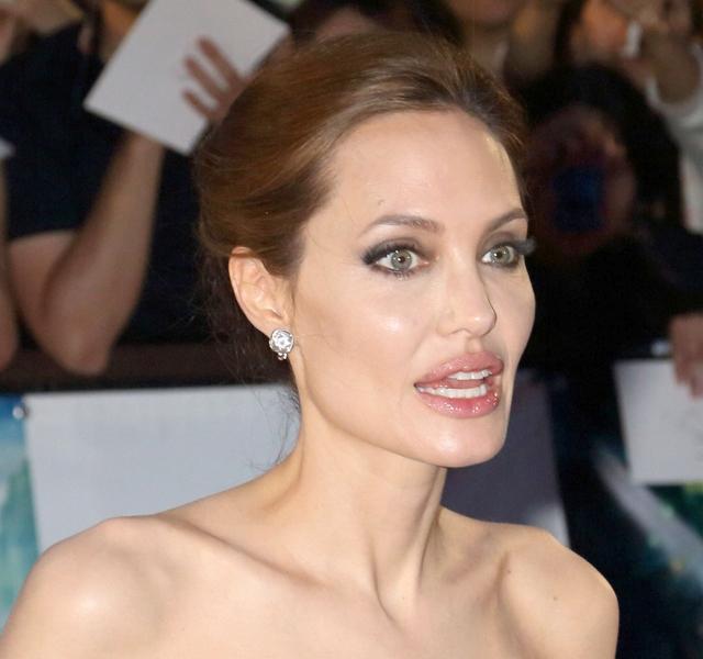 Главная роль джоли. Анджелина Джоли власть страха. Анджелина Джоли в роли королевы.