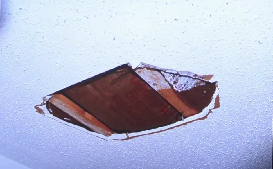 Sumnijva rupa na plafonu spavaće sobe, jedan od prikazanih dokaza na suđenju