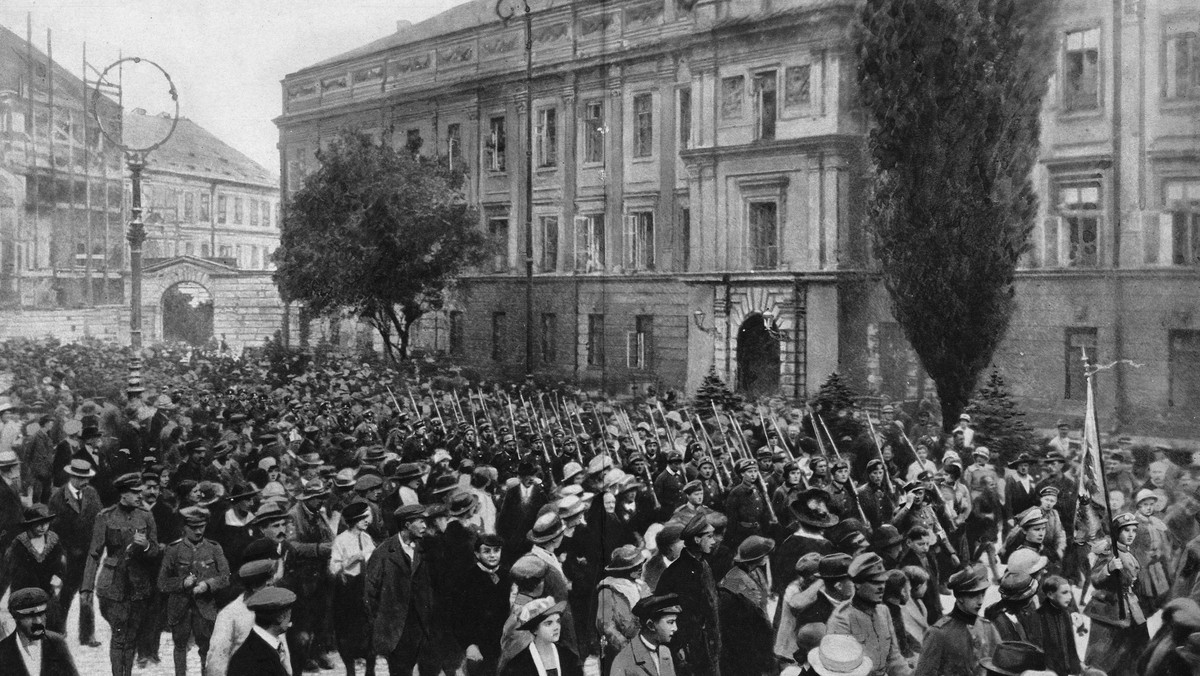 Russo Polish War 1920& Marching with fixed bayonets on their way to the front : the Polish women's l