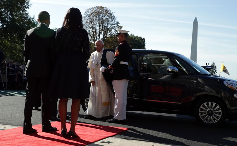 Prezydent USA Barack Obama wraz z żoną Michelle wita papieża Franciszka