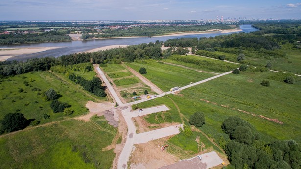 "Obwodnica Warszawy to marzenia pokoleń warszawiaków. To była jedna z naszych pierwszych decyzji [o budowie] po objęciu rządów Prawa i Sprawiedliwości. Umożliwimy przejazd tranzytowy i wyprowadzimy ruch z miasta. To ważne i oczekiwane zadanie" - powiedział minister Andrzej Adamczyk podczas uroczystości oficjalnej inauguracji budowy POW. fot. (mr) PAP/Leszek Szymański