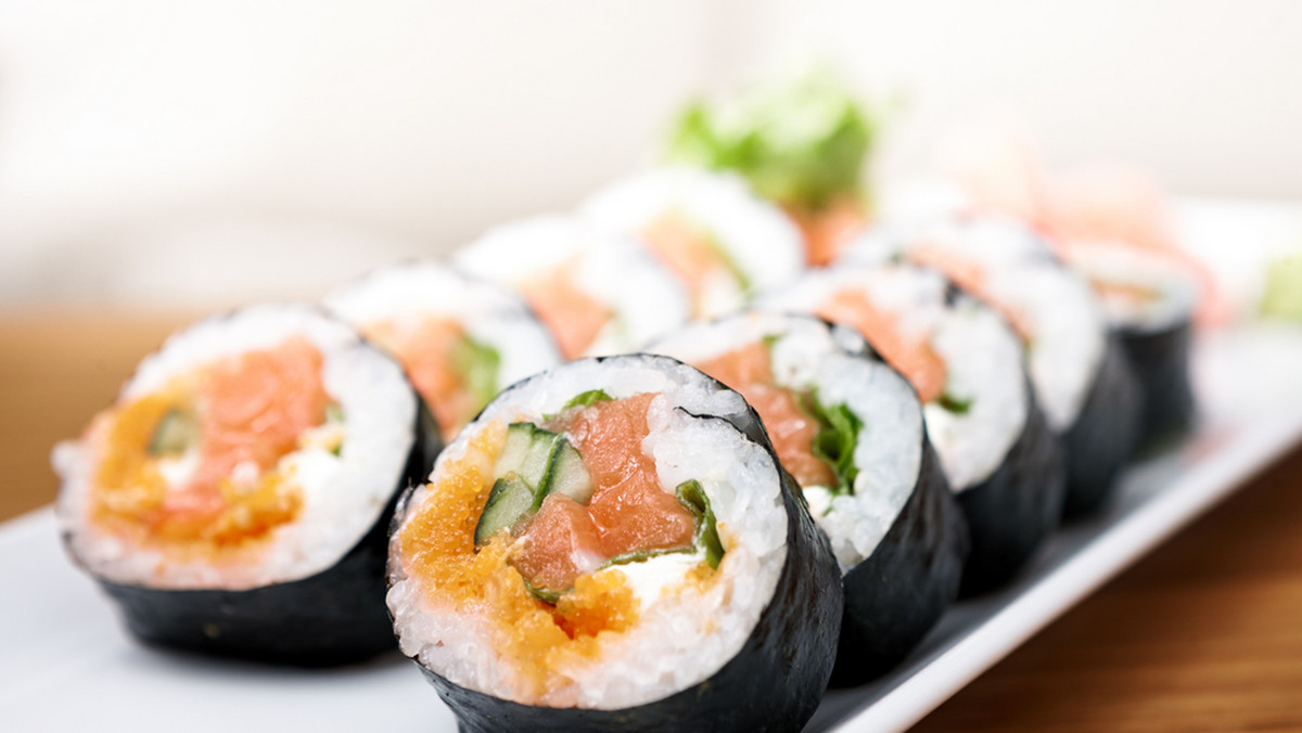 Sushi cieszy się coraz większą popularnością wśród Polaków. Ta tradycyjna, japońska potrawa często gości na naszych stołach. Sushi jest bardzo smaczne i zdrowe, jednak jego przygotowanie wydaje się bardzo skomplikowane. Dlatego większość osób nie decyduje się na samodzielne przyrządzenie sushi. Okazuje się jednak, że to wcale nie jest takie trudne. Kluczem do sukcesu sushi jest umiejętne przygotowanie ryżu - mówi Bartosz Podskoczy w rozmowie z Pap Life.