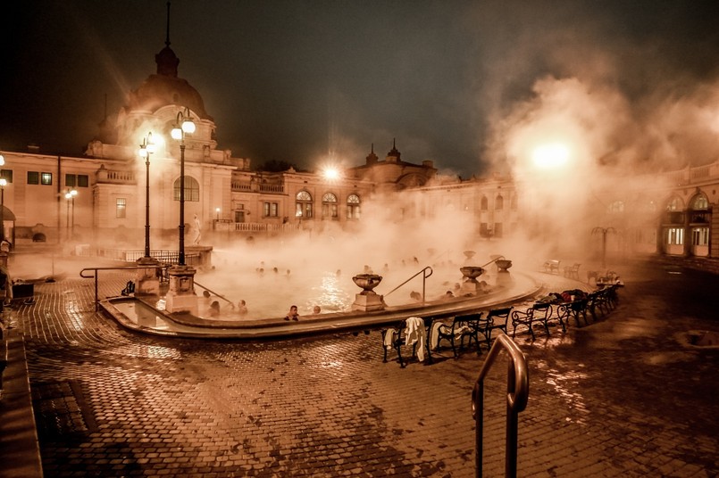 Budapeszt, kąpielisko Széchenyi, z basenami, które przez cały rok mają wodę o temperaturze 38 stopni.