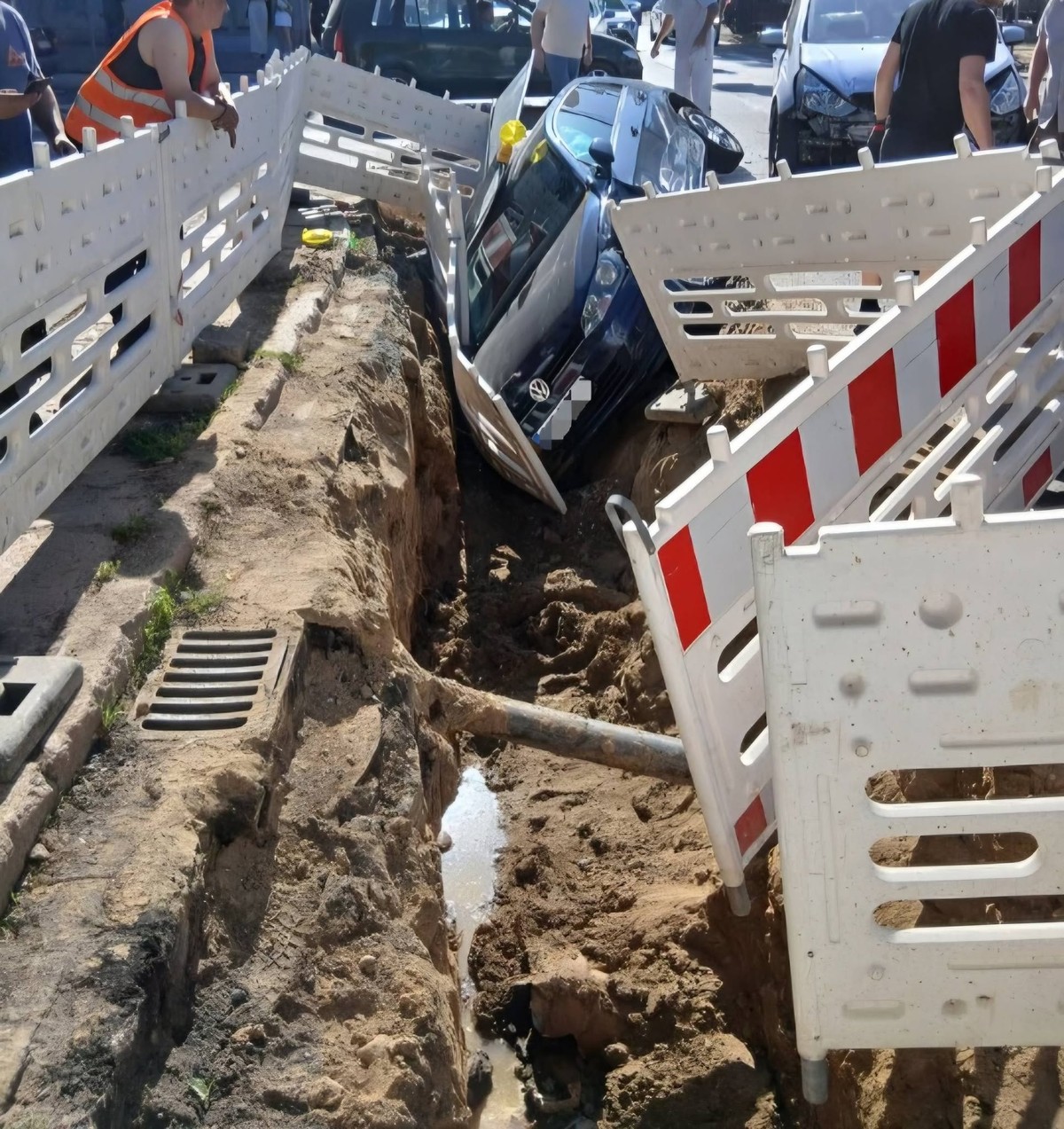 Samochód wpadł do głębokiego wykopu. Akcja służb w Szczecinie