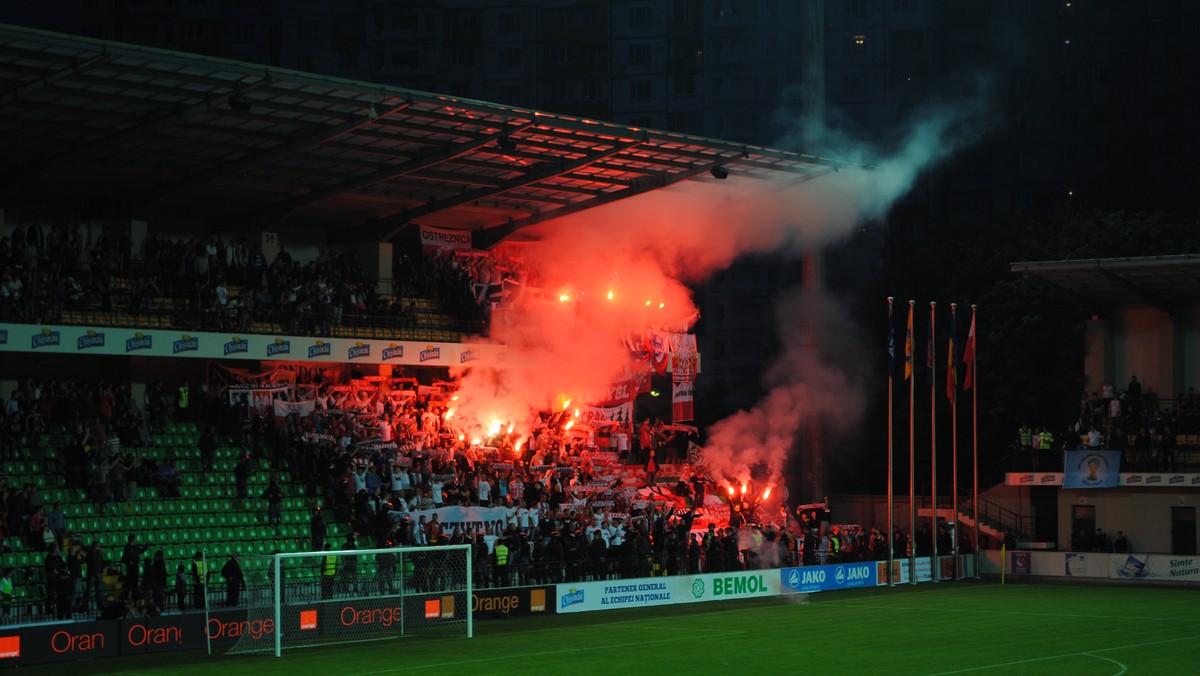 Jeden z wiceprezesów Towarzystwa Sportowego Wisła Kraków usłyszał zarzuty w związku z sobotnimi wydarzeniami na klubowym stadionie i wokół niego. W 3. min. został przerwany mecz piłkarskiej ekstraklasy z Ruchem (0:1), po tym jak pseudokibice wystrzelili race.