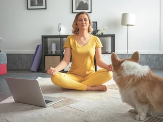 Elementem pracy zdalnej stają się aplikacje medytacyjne, takie jak Headspace, które pomagają w złapaniu równowagi.