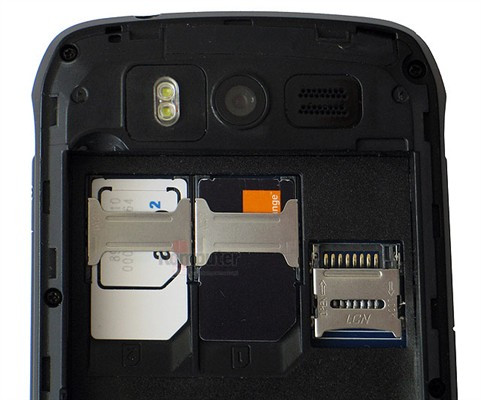 Wbudowana pamięć flash ma pojemność 4 GB, ale można ja powiększyć za pomocą instalowanej wewnątrz obudowy karty pamięci Micro SD. fot. Komputerswiat.pl.