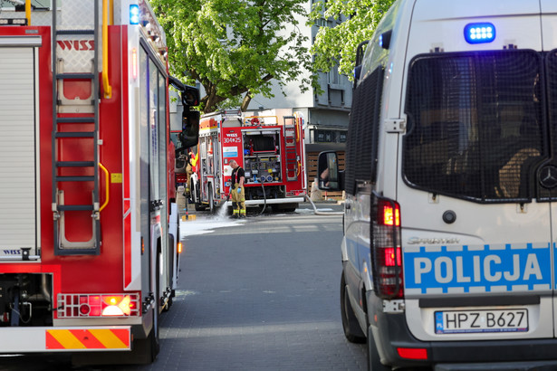 Straż pożarna przed biurowcem przy ulicy Twardej 18 w Warszawie,