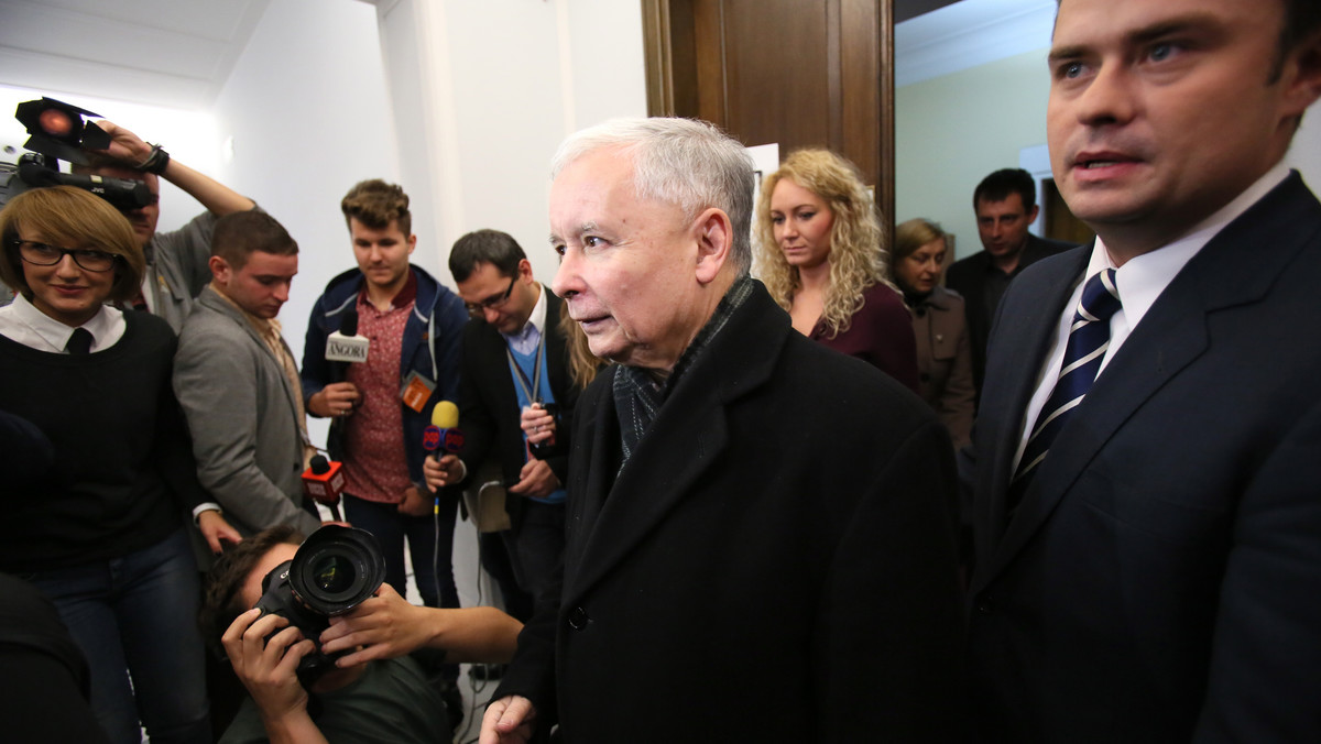Premier zabrał nam 100 mld złotych - tak Jarosław Kaczyński skomentował informację szefa rządu nt. polityki europejskiej, podczas której Donald Tusk apelował o ponadpartyjne porozumienie na rzecz osiągnięcia 400 mld zł z budżetu UE i "utrzymania Polski w centrum Europy".