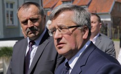 Komorowski dostrzega pęknięcia w obozie władzy. 'Opozycja powina powiedzieć: Patrzcie, tam zaczynają się żreć o koryto'