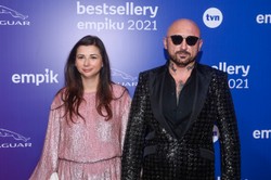 Patryk Vega na planie filmowym odcina aktorów od telefonów. Jaką karę płacą?