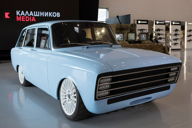 Najnowszy konkurent Tesli ma pudrowo niebieską karoserię i nazywa się CV-1. Jego retro wygląd nawiązuje do radzieckiego IŻ Kombi, samochodu popularnego w latach 70. Kałasznikow pokazał prototyp samochodu, z szeroką, srebrną maskownicą i 350-kilometrowym zasięgiem, podczas targów militarnych w Moskwie.
