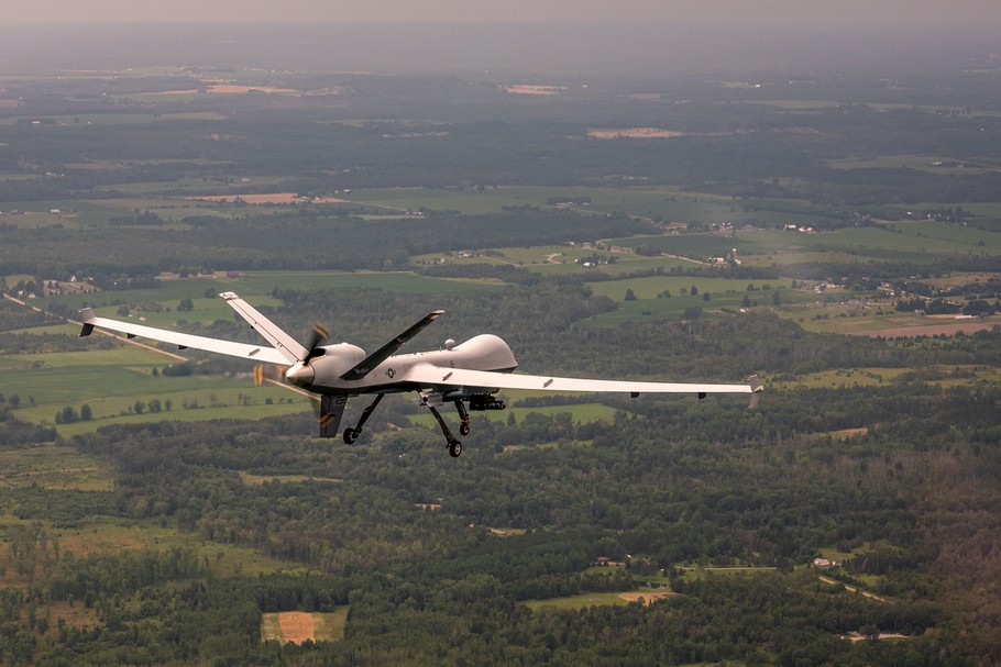 Być może ten atak z wykorzystaniem drona przejdzie do historii – 3 stycznia bezzałogowy statek powietrzny Reaper MQ-9 wystrzelił co najmniej dwa pociski Hellfire, które zniszczyły pojazdy przewożące gen. Kasema Sulejmaniego oraz przywódcę irackich bojówek Abu Mahdiego al-Muhandisa wraz z osobami towarzyszącymi. 