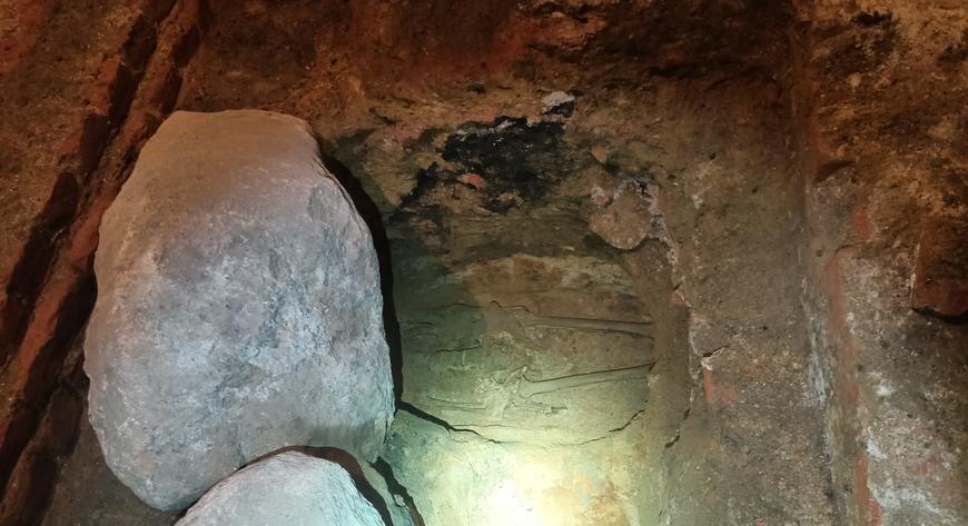 Pod dziedzińcem dawnego pałacu znaleziono ludzkie szczątki