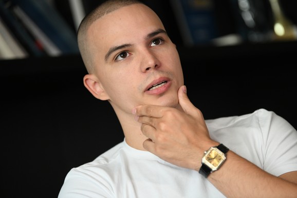 ŠOK NA MREŽAMA! Vojaž objavio sliku gomile novca i luksuznog sata, a onda USLEDIO VELIKI BLAM: Fanovi razotkrili istinu