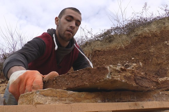 (FOTO) Ovo je potomak slavnog srpskog vojvode: Živojin Mišić rukama iz kamenoloma vadi kamen, zarađuje hleb sa sedam kora