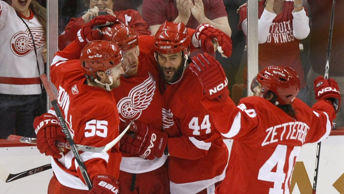 Henrik Zetterberg, jeden z liderów Detroit Red Wings, podczas przerwy przed nowym sezonem ligi NHL zmienił stan cywilny. Szwedzki hokeista poślubił w Molle swoją wieloletnią przyjaciółkę i gwiazdę szwedzkiej telewizji Emmę Anderson.