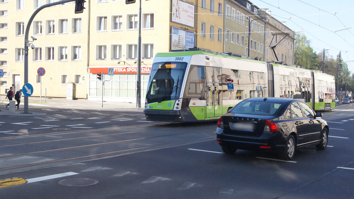 Olsztyński magistrat zapowiada kontynuację monitoringu kierowców, którzy łamią przepisy ruchu drogowego w rejonie tzw. przystanków wiedeńskich. Wielu z nich nie wi lub zapomina, jak powinno się przejeżdżać przez perony.