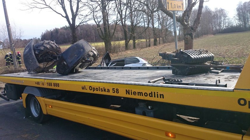 W Krasnej Górze BMW zderzyło się z traktorem