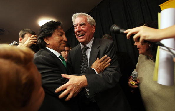 Mario Vargas Llosa wraz z ówczesnym peruwiańskim prezydentem Alejandro Toledo po wygraniu literackiej Nagrody Nobla w 2010 r.