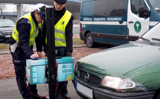 Od dziś policja sprawdzi, czy możesz jeździć samochodem i... wyśle na przegląd świateł