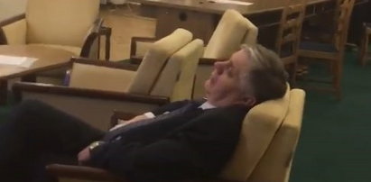 Tak spał minister podczas głosowań [FILM]