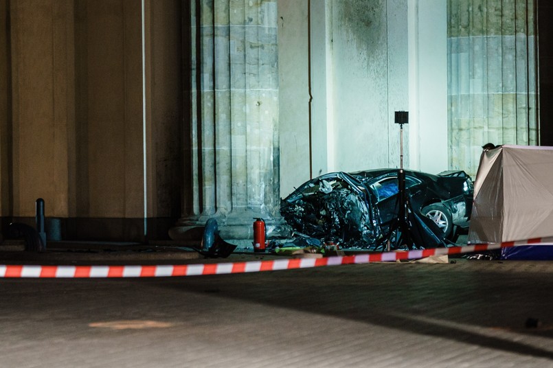 Mercedes uderzył w Bramę Brandenburską, miał polskie tablice rejestracyjne