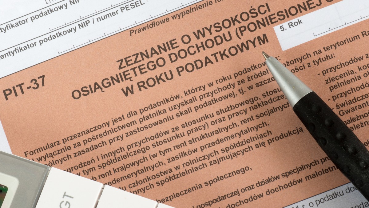 Podatnik może stracić pieniądze w banku na 72 godziny, a nawet na 3 miesiące. Wystarczy, że komputer fiskusa wytypuje go jako oszusta, a urzędnik uzna, że blokada zapobiegnie wyłudzeniom skarbowym - czytamy w dzisiejszym wydaniu "Rzeczpospolitej".